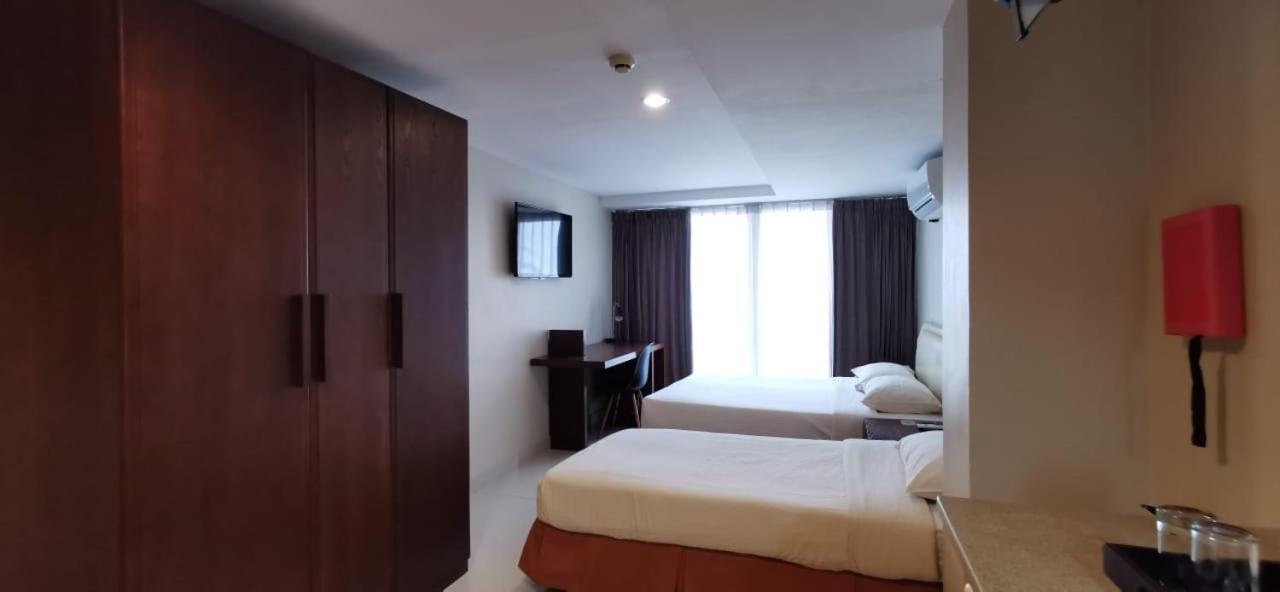 Legallery Suites Hotel Бандар-Сери-Бегаван Экстерьер фото